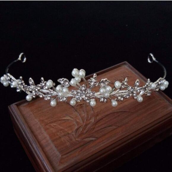 Clear Rhinestone Pearl Silver Tone Metal Tiara Bridal Crown NEW - Picture 3 of 3